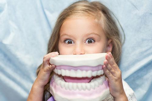 Как научить ребёнка беречь зубы?